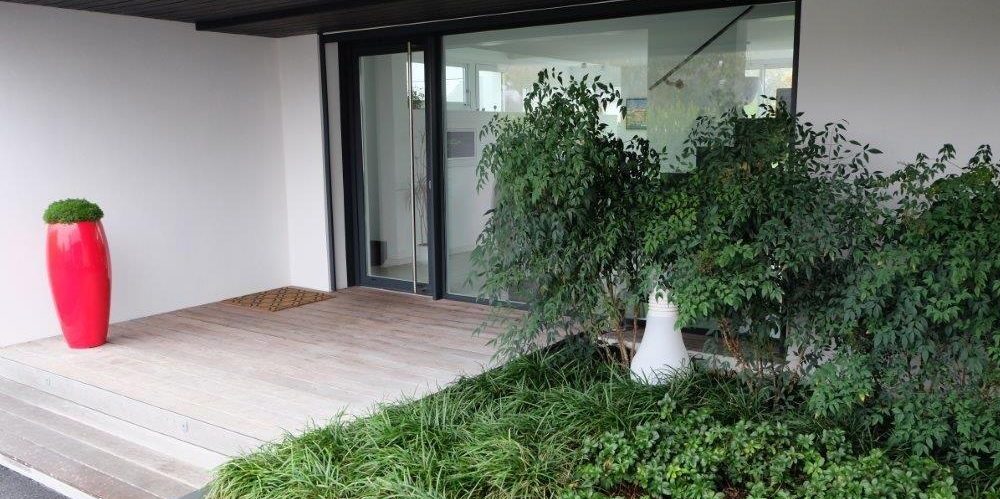 Jardinière végétalisée de Nandina, Pachysandra et Ophiopogon - Accueil habitation Bénodet tapissante et bambou sacré - Création florale d'entrée de maison
